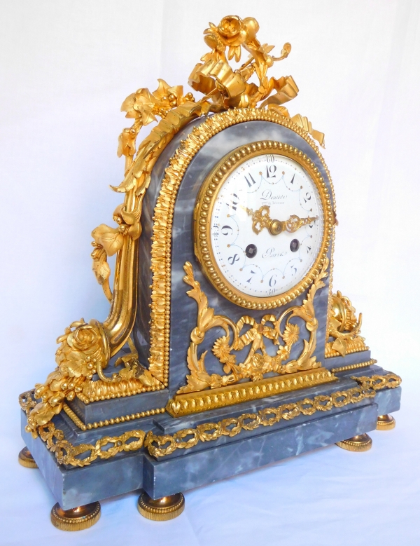 Denière à Paris : pendule en bronze ciselé & doré et marbre bleu Turquin, style Louis XVI, XIXe siècle